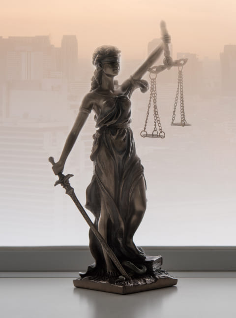 Justicia holding scales and sword